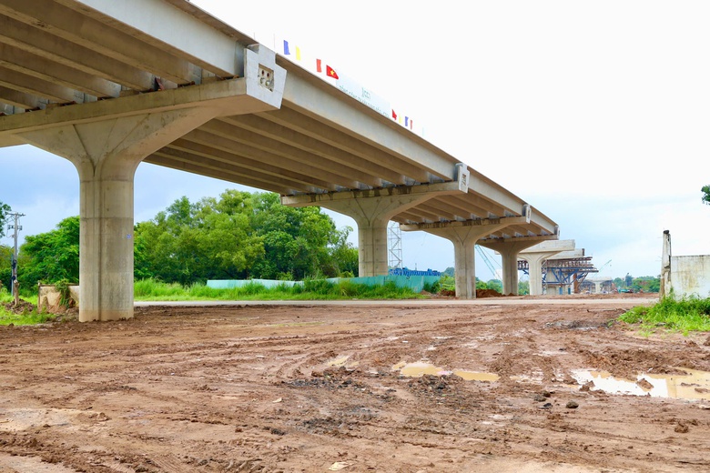 Gỡ n&uacute;t thắt hạ tầng để kịp tiến độ khai th&aacute;c s&acirc;n bay Long Th&agrave;nh năm 2026- Ảnh 2.