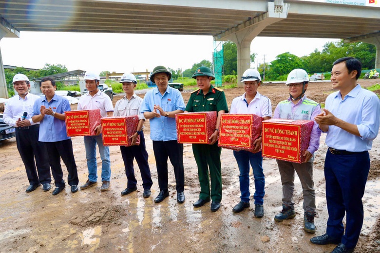 Gỡ n&uacute;t thắt hạ tầng để kịp tiến độ khai th&aacute;c s&acirc;n bay Long Th&agrave;nh năm 2026- Ảnh 6.