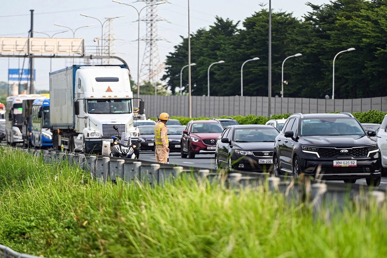 B&atilde;o số 5: CSGT đề nghị hạn chế lưu th&ocirc;ng tr&ecirc;n QL1A, cao tốc qua Nghệ An- Ảnh 1.