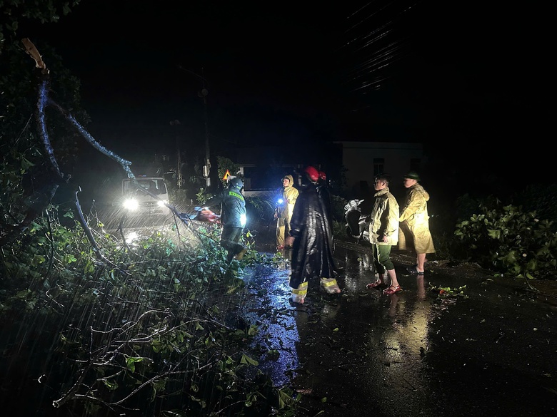 H&agrave; Tĩnh - Nghệ An: Xuy&ecirc;n đ&ecirc;m dọn c&acirc;y đổ, khơi th&ocirc;ng giao th&ocirc;ng sau b&atilde;o số 5- Ảnh 1.