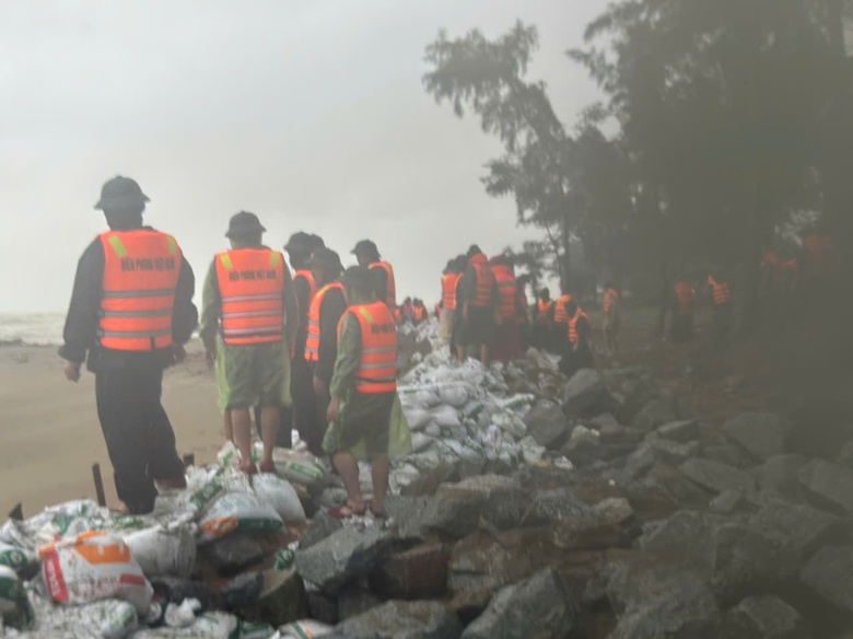 B&atilde;o số 5 quần thảo Nghệ An, đường phố Cửa L&ograve; ngập s&acirc;u, nhiều c&acirc;y xanh g&atilde;y đổ- Ảnh 47.