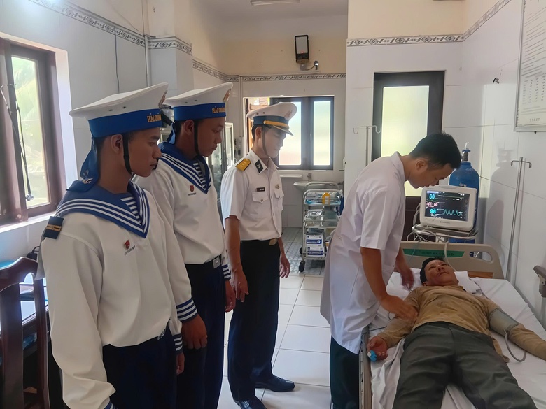Bộ đội Trường Sa cứu ngư d&acirc;n bị đột quỵ liệt nửa người khi đ&aacute;nh bắt tr&ecirc;n biển- Ảnh 1.