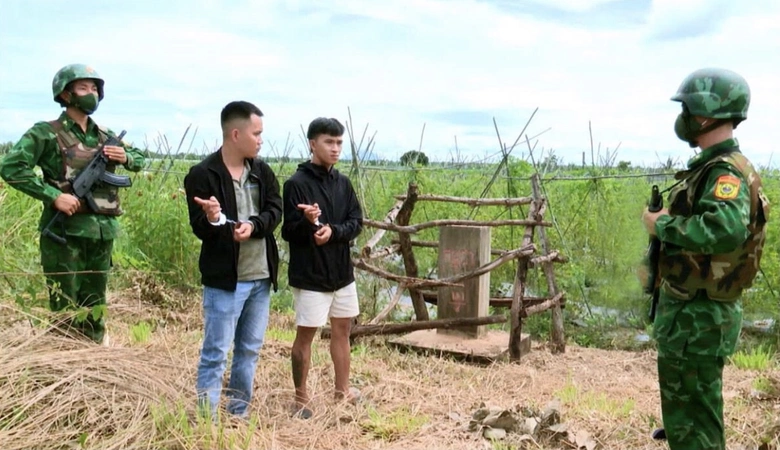 Bắt giữ 2 đối tượng tổ chức đưa người xuất, nhập cảnh tr&aacute;i ph&eacute;p qua bi&ecirc;n giới T&acirc;y Ninh- Ảnh 1.