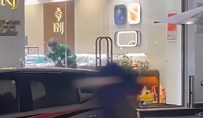 Điều tra vụ một người ăn mặc k&iacute;n m&iacute;t l&ugrave;a v&agrave;ng v&agrave;o ba l&ocirc; ở tiệm kim ho&agrave;n tại Đ&agrave; Nẵng- Ảnh 1.