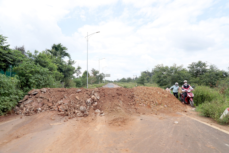 Phớt lờ cảnh b&aacute;o, loạt phương tiện v&ocirc; tư "vượt chướng ngại vật" v&agrave;o đường đang thi c&ocirc;ng- Ảnh 16.