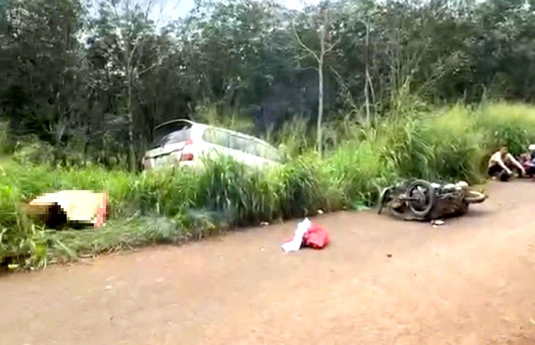 Hiện trường vụ tai nạn khiến người phụ nữ tử vong tại chỗ. Hiện trường vụ tai nạn khiến người phụ nữ tử vong tại chỗ.