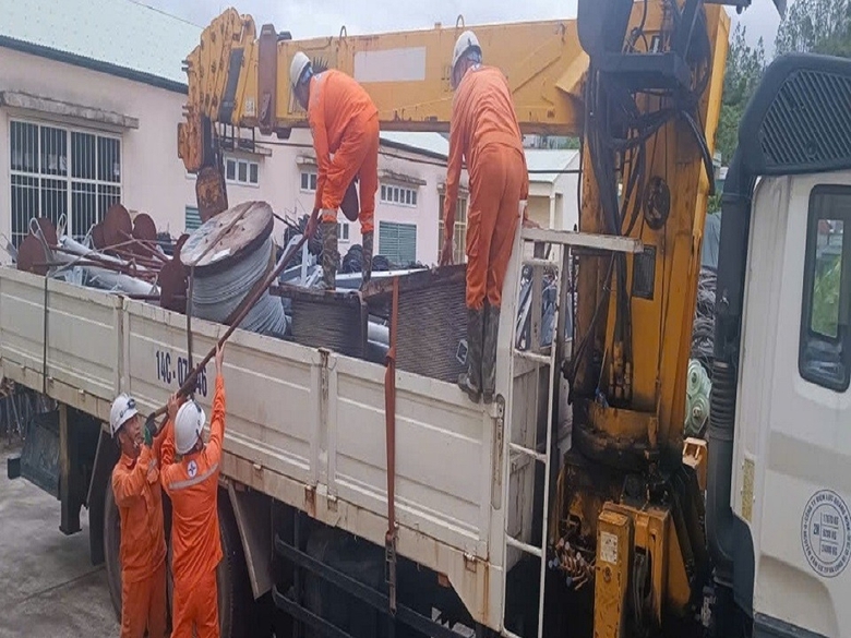 Xuy&ecirc;n đ&ecirc;m vượt b&atilde;o, người l&iacute;nh &aacute;o cam kh&ocirc;i phục sự cố điện ở Nghệ An - H&agrave; Tĩnh- Ảnh 4.
