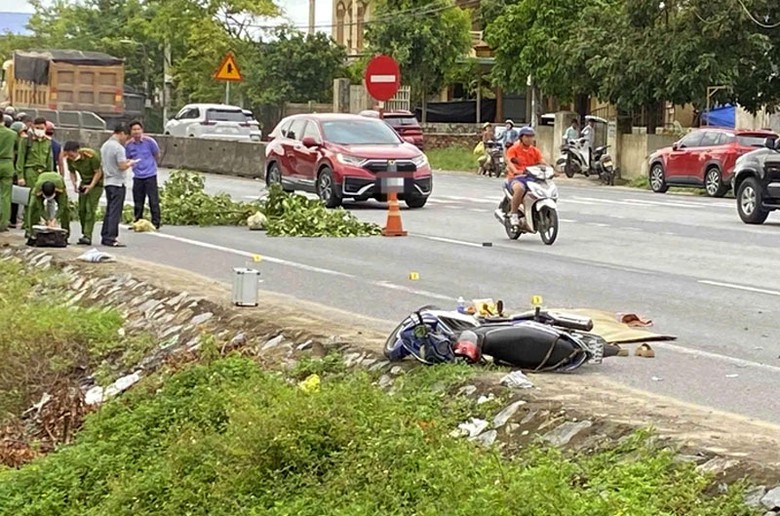 Hiện trường vụ tai nạn khiến hai người thương vong - Ảnh: Ho&agrave;ng Ph&uacute;c.