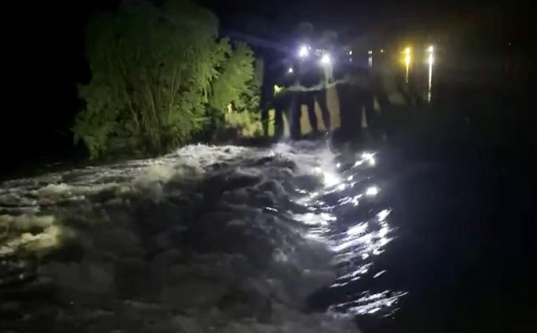 Vỡ k&ecirc;nh, một x&atilde; ở Thanh Ho&aacute; l&ecirc;n phương &aacute;n sơ t&aacute;n d&acirc;n trong đ&ecirc;m- Ảnh 1.