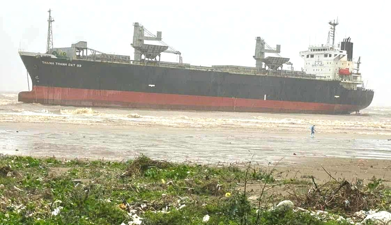 Tàu vận tải nghìn tấn bị bão số 5 thổi trôi dạt, mắc cạn trên biển- Ảnh 1. Tàu vận tải nghìn tấn bị bão số 5 thổi trôi dạt, mắc cạn trên biển- Ảnh 1.