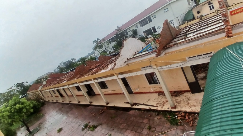 H&agrave; Tĩnh: Hơn 6.300 ng&ocirc;i nh&agrave; bị tốc m&aacute;i, hoa m&agrave;u hư hại, t&agrave;u thuyền bị ch&igrave;m- Ảnh 5.