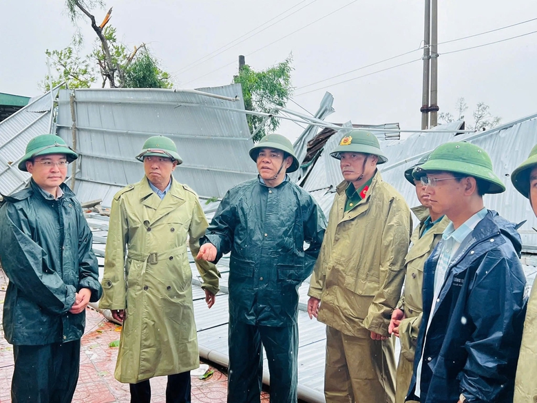 H&agrave; Tĩnh: Hơn 6.300 ng&ocirc;i nh&agrave; bị tốc m&aacute;i, hoa m&agrave;u hư hại, t&agrave;u thuyền bị ch&igrave;m- Ảnh 4.