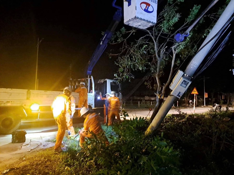 Những “người hùng thầm lặng” khôi phục ánh sáng ở Hà Tĩnh sau bão số 5- Ảnh 4. Những “người hùng thầm lặng” khôi phục ánh sáng ở Hà Tĩnh sau bão số 5- Ảnh 4.