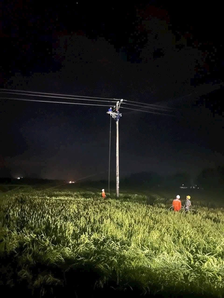 Những “người hùng thầm lặng” khôi phục ánh sáng ở Hà Tĩnh sau bão số 5- Ảnh 9. Những “người hùng thầm lặng” khôi phục ánh sáng ở Hà Tĩnh sau bão số 5- Ảnh 9.