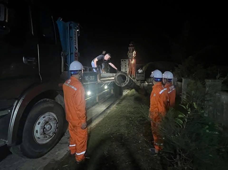 Những “người hùng thầm lặng” khôi phục ánh sáng ở Hà Tĩnh sau bão số 5- Ảnh 1. Những “người hùng thầm lặng” khôi phục ánh sáng ở Hà Tĩnh sau bão số 5- Ảnh 1.