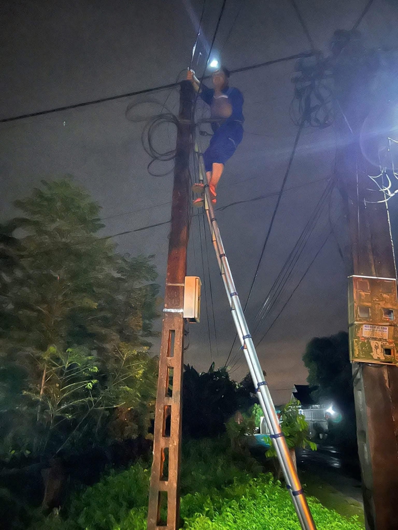 Những “người hùng thầm lặng” khôi phục ánh sáng ở Hà Tĩnh sau bão số 5- Ảnh 3. Những “người hùng thầm lặng” khôi phục ánh sáng ở Hà Tĩnh sau bão số 5- Ảnh 3.