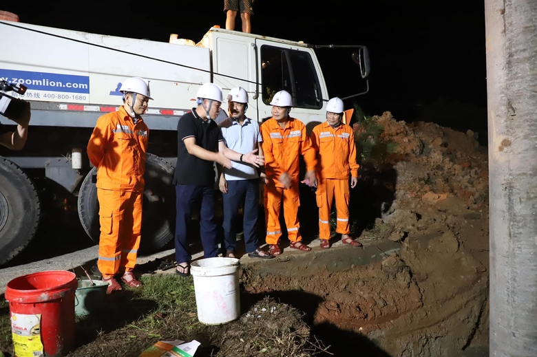 Những “người hùng thầm lặng” khôi phục ánh sáng ở Hà Tĩnh sau bão số 5- Ảnh 5. Những “người hùng thầm lặng” khôi phục ánh sáng ở Hà Tĩnh sau bão số 5- Ảnh 5.