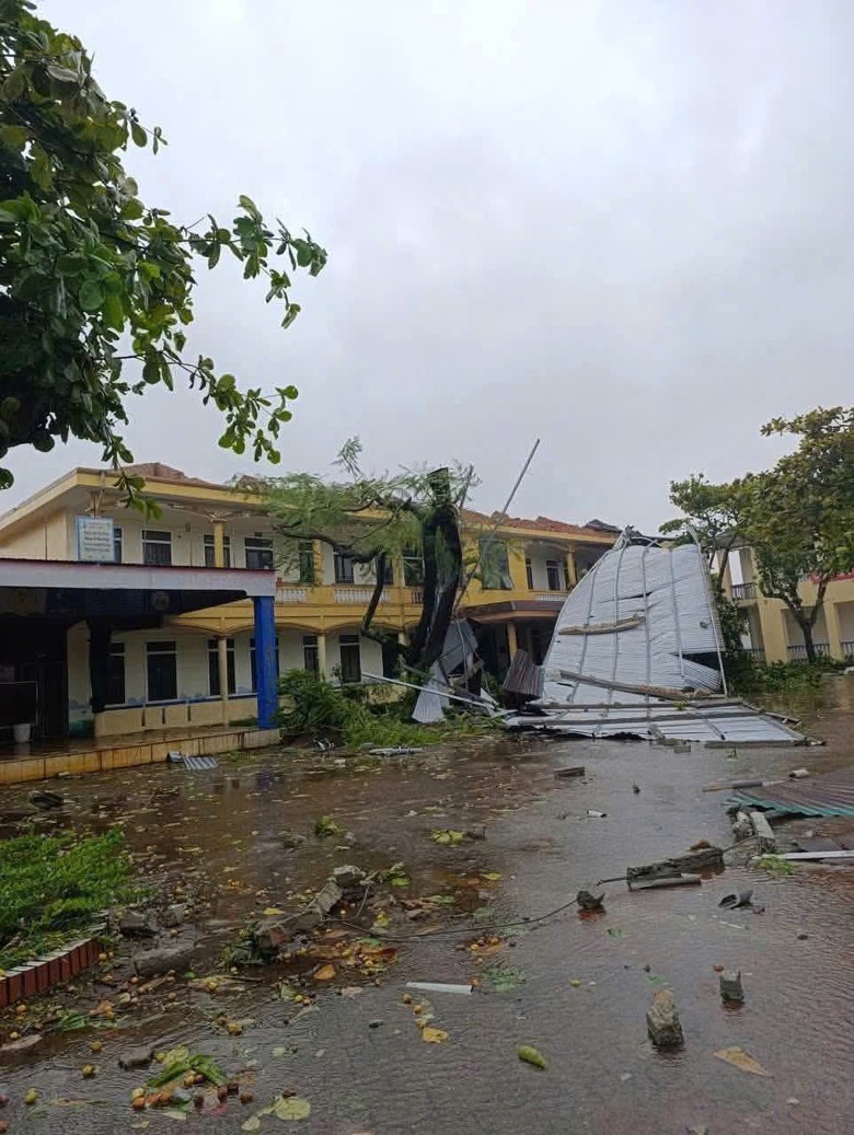 H&agrave; Tĩnh: Hơn 6.300 ng&ocirc;i nh&agrave; bị tốc m&aacute;i, hoa m&agrave;u hư hại, t&agrave;u thuyền bị ch&igrave;m- Ảnh 7.