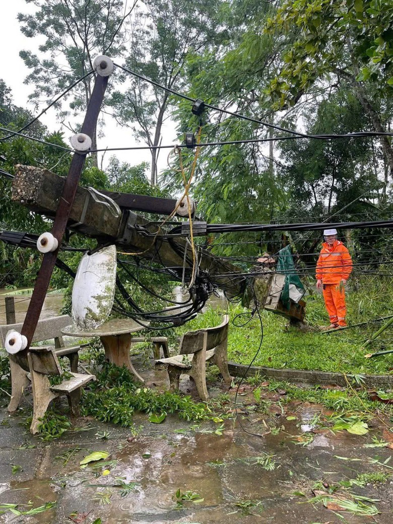 Những “người hùng thầm lặng” khôi phục ánh sáng ở Hà Tĩnh sau bão số 5- Ảnh 8. Những “người hùng thầm lặng” khôi phục ánh sáng ở Hà Tĩnh sau bão số 5- Ảnh 8.