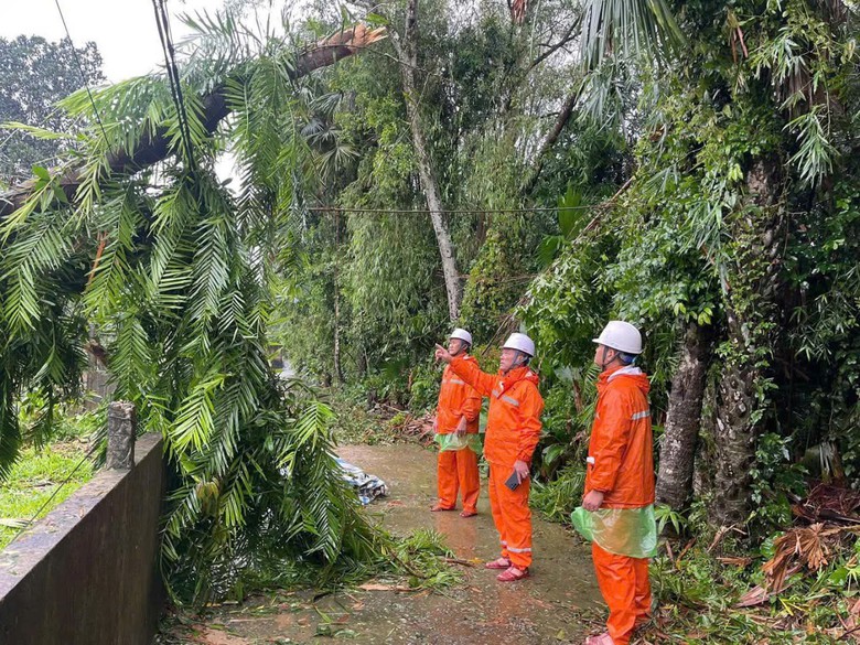 Những “người hùng thầm lặng” khôi phục ánh sáng ở Hà Tĩnh sau bão số 5- Ảnh 7. Những “người hùng thầm lặng” khôi phục ánh sáng ở Hà Tĩnh sau bão số 5- Ảnh 7.