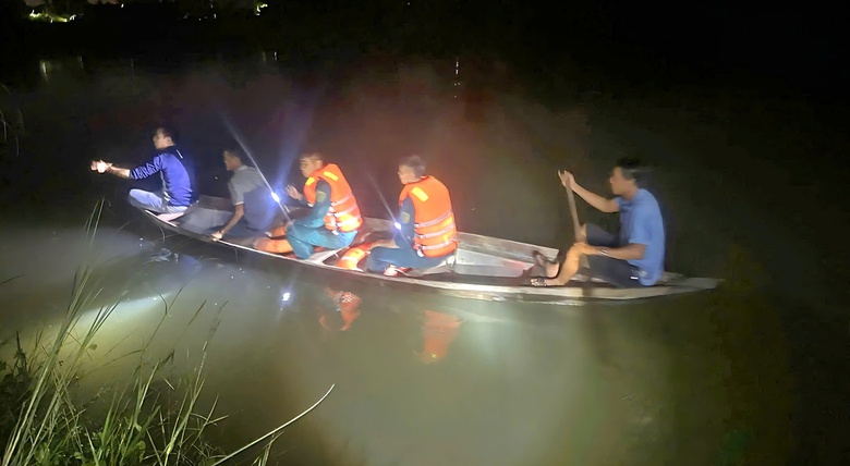 Xuy&ecirc;n đ&ecirc;m t&igrave;m kiếm ch&aacute;u b&eacute; 3 tuổi mất t&iacute;ch ở s&ocirc;ng Y&ecirc;n- Ảnh 1.