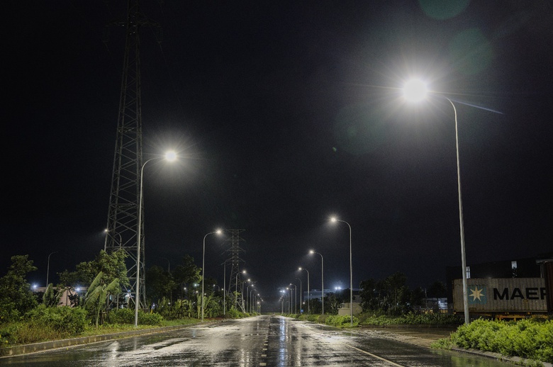 C:\Users\Admin\AppData\Local\Microsoft\Windows\INetCache\Content.Word\Đ&egrave;n đường chiếu s&aacute;ng th&ocirc;ng minh được lắp đặt tại khu c&ocirc;ng nghiệp Deep C Industrial Zones.jpg