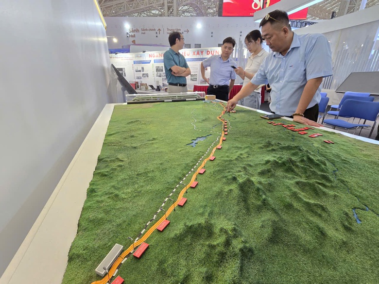 Tự h&agrave;o được g&oacute;p sức cho triển l&atilde;m trưng b&agrave;y th&agrave;nh tựu 80 năm của ng&agrave;nh X&acirc;y dựng- Ảnh 16.