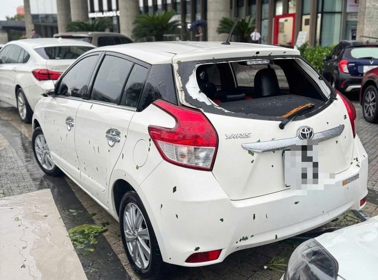 H&agrave; Tĩnh: Nhiều &ocirc; t&ocirc; hư hỏng do biển quảng c&aacute;o, k&iacute;nh vỡ từ tr&ecirc;n cao rơi tr&uacute;ng - Ảnh 1.