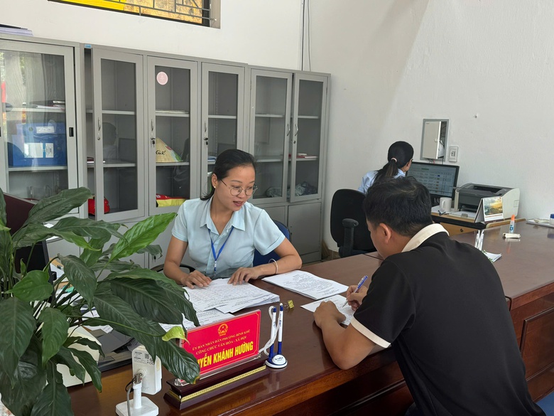 Quảng Ninh: Người d&acirc;n đến l&agrave;m thủ tục đất đai chỉ một lần, hồ sơ được xử l&yacute; ngay- Ảnh 1.