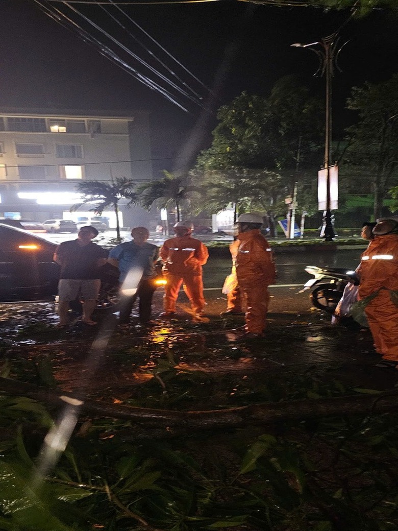 Xuy&ecirc;n đ&ecirc;m vượt b&atilde;o, người l&iacute;nh &aacute;o cam kh&ocirc;i phục sự cố điện ở Nghệ An - H&agrave; Tĩnh- Ảnh 2.