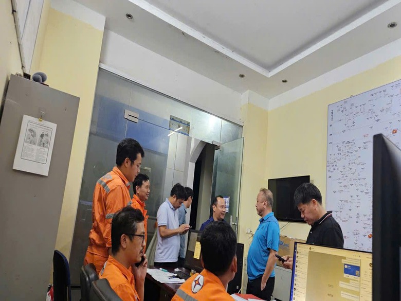 Xuy&ecirc;n đ&ecirc;m vượt b&atilde;o, người l&iacute;nh &aacute;o cam kh&ocirc;i phục sự cố điện ở Nghệ An - H&agrave; Tĩnh- Ảnh 1.