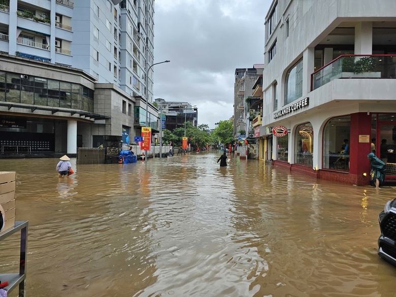 H&agrave; Nội ngập lụt tr&ecirc;n c&aacute;c tuyến phố, người d&acirc;n n&ecirc;n hạn chế ra đường- Ảnh 7.