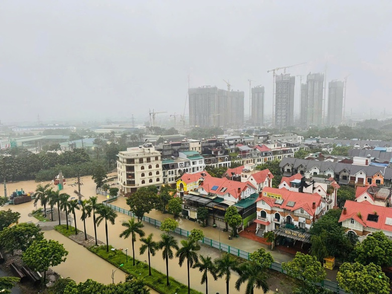 H&agrave; Nội ngập lụt tr&ecirc;n c&aacute;c tuyến phố, người d&acirc;n n&ecirc;n hạn chế ra đường- Ảnh 6.