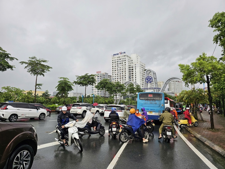 H&agrave; Nội ngập lụt tr&ecirc;n c&aacute;c tuyến phố, người d&acirc;n n&ecirc;n hạn chế ra đường- Ảnh 2.