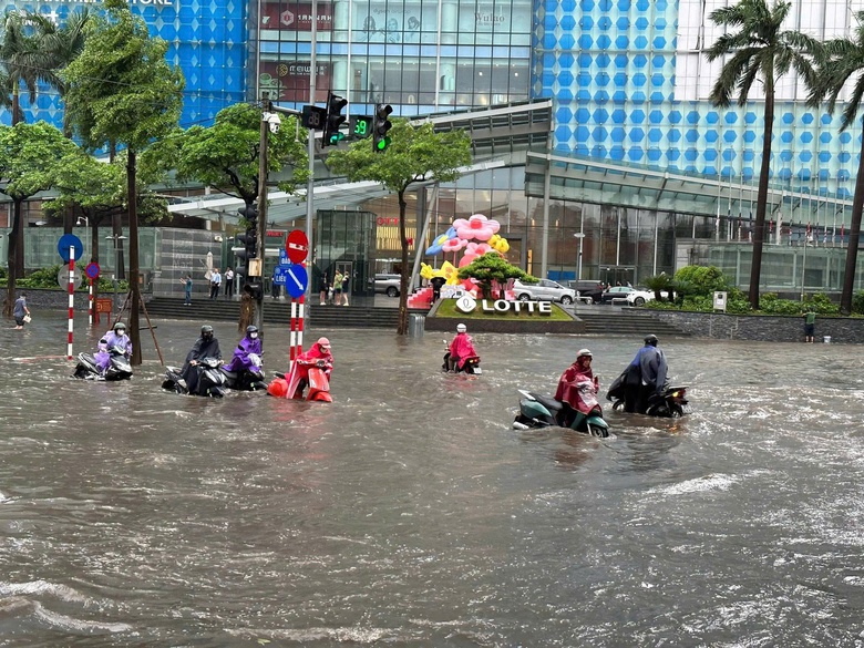 H&agrave; Nội ngập lụt tr&ecirc;n c&aacute;c tuyến phố, người d&acirc;n n&ecirc;n hạn chế ra đường- Ảnh 1.