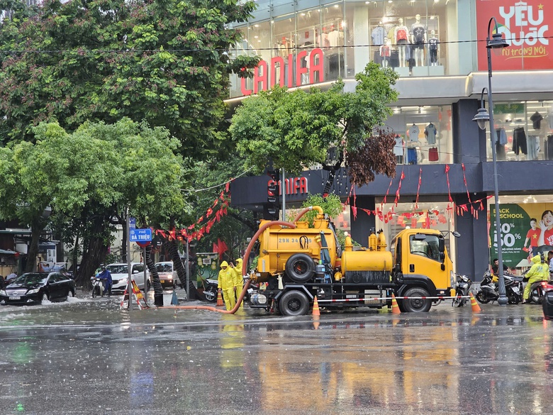 H&agrave; Nội ngập lụt tr&ecirc;n c&aacute;c tuyến phố, người d&acirc;n n&ecirc;n hạn chế ra đường- Ảnh 3.