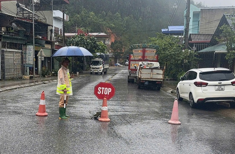 Những &ldquo;cột mốc sống&rdquo; ki&ecirc;n cường trong b&atilde;o lũ giữ an to&agrave;n c&aacute;c cung đường đ&egrave;o n&uacute;i L&agrave;o Cai- Ảnh 1.