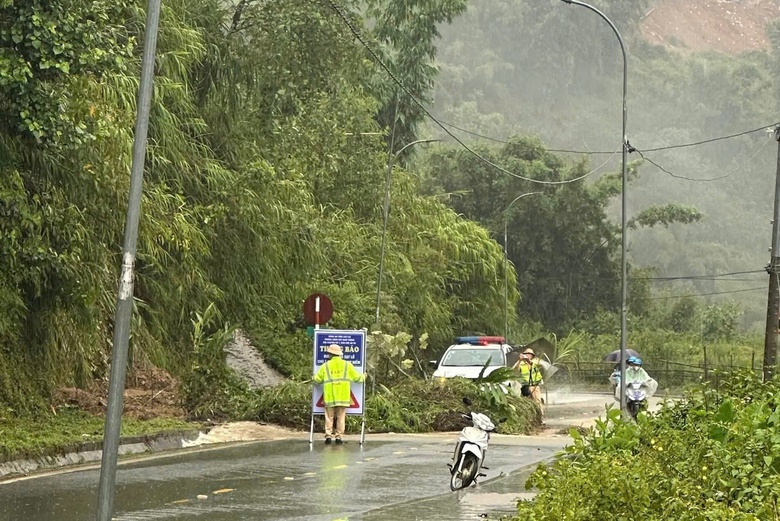 Những &ldquo;cột mốc sống&rdquo; ki&ecirc;n cường trong b&atilde;o lũ giữ an to&agrave;n c&aacute;c cung đường đ&egrave;o n&uacute;i L&agrave;o Cai- Ảnh 2.