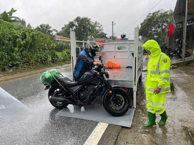 Những &ldquo;cột mốc sống&rdquo; ki&ecirc;n cường trong b&atilde;o lũ giữ an to&agrave;n c&aacute;c cung đường đ&egrave;o n&uacute;i L&agrave;o Cai- Ảnh 4.
