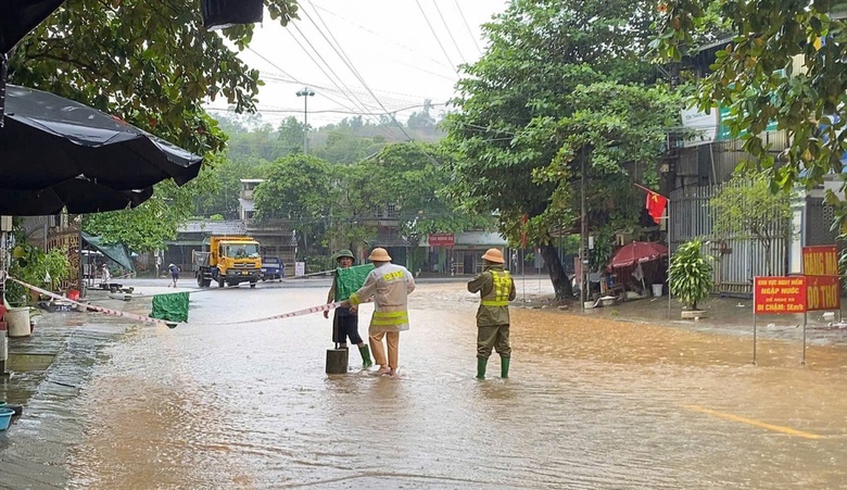 Những &ldquo;cột mốc sống&rdquo; ki&ecirc;n cường trong b&atilde;o lũ giữ an to&agrave;n c&aacute;c cung đường đ&egrave;o n&uacute;i L&agrave;o Cai- Ảnh 6.