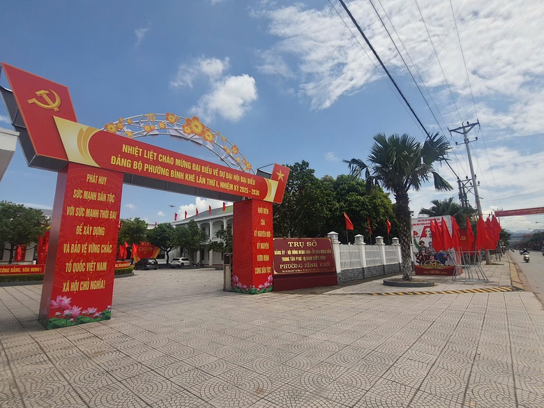 Quảng Ninh: Người d&acirc;n đến l&agrave;m thủ tục đất đai chỉ một lần, hồ sơ được xử l&yacute; ngay- Ảnh 2.