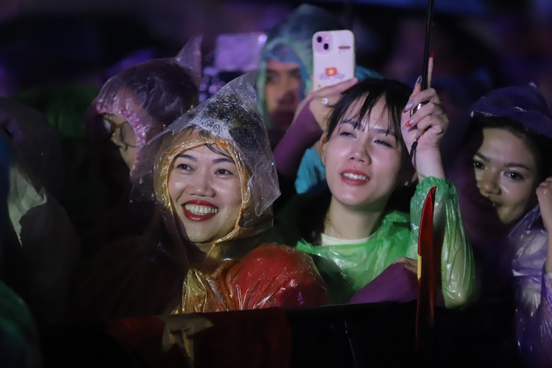 Concert "Việt Nam trong t&ocirc;i" quy&ecirc;n g&oacute;p 4,2 tỷ đồng ủng hộ đồng b&agrave;o miền Trung- Ảnh 9.