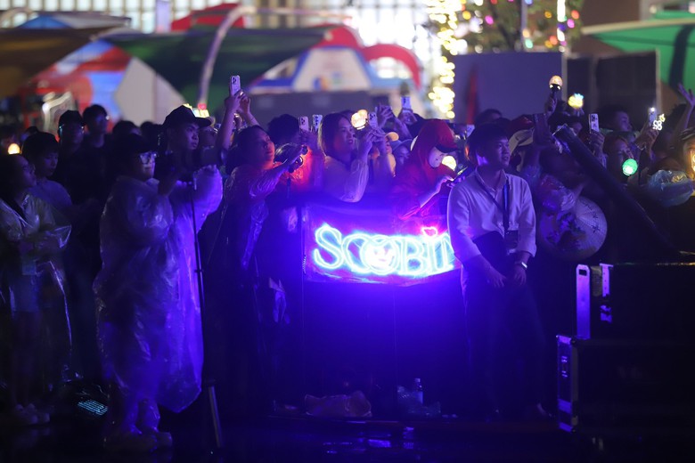 Concert "Việt Nam trong t&ocirc;i" quy&ecirc;n g&oacute;p 4,2 tỷ đồng ủng hộ đồng b&agrave;o miền Trung- Ảnh 8.