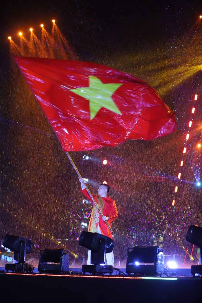 Concert "Việt Nam trong t&ocirc;i" quy&ecirc;n g&oacute;p 4,2 tỷ đồng ủng hộ đồng b&agrave;o miền Trung- Ảnh 4.