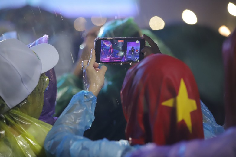 Concert "Việt Nam trong t&ocirc;i" quy&ecirc;n g&oacute;p 4,2 tỷ đồng ủng hộ đồng b&agrave;o miền Trung- Ảnh 10.