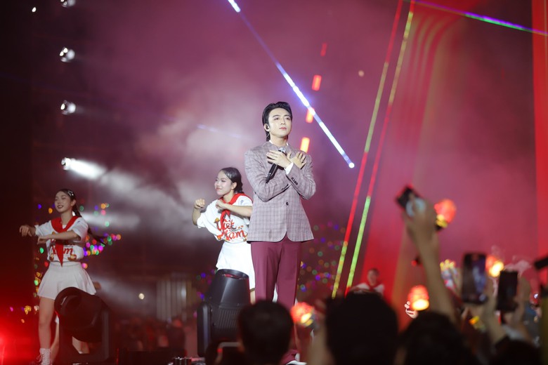 Concert "Việt Nam trong t&ocirc;i" quy&ecirc;n g&oacute;p 4,2 tỷ đồng ủng hộ đồng b&agrave;o miền Trung- Ảnh 3.