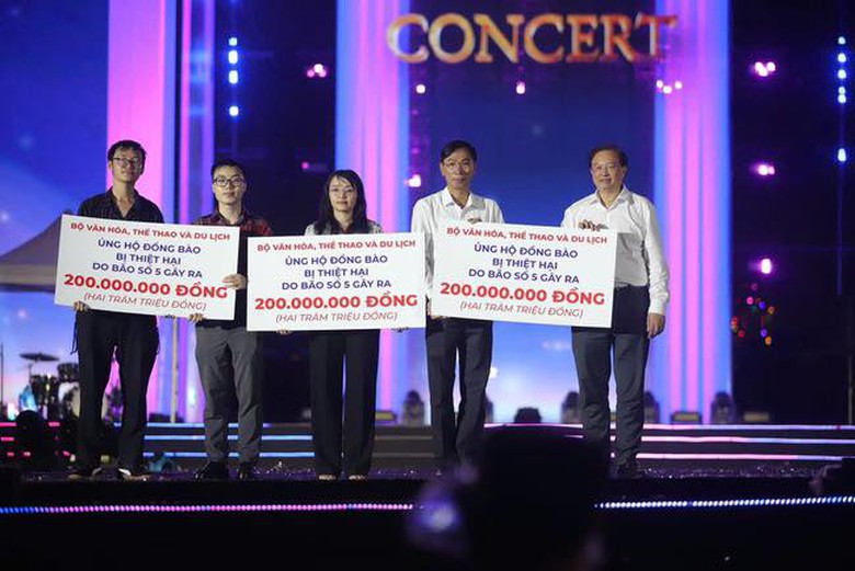 Concert "Việt Nam trong t&ocirc;i" quy&ecirc;n g&oacute;p 4,2 tỷ đồng ủng hộ đồng b&agrave;o miền Trung- Ảnh 1.