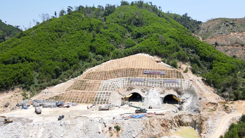 Ăn n&uacute;i ngủ rừng, đ&agrave;o hầm th&ocirc;ng cao tốc- Ảnh 3.