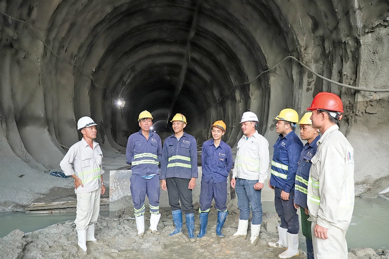 Ăn n&uacute;i ngủ rừng, đ&agrave;o hầm th&ocirc;ng cao tốc- Ảnh 1.