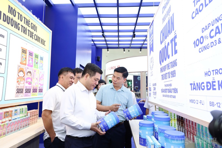 Bộ trưởng Bộ C&ocirc;ng Thương Nguyễn Hồng Di&ecirc;n tham quan v&agrave; kiểm tra gian h&agrave;ng Vinamilk tại khu trưng b&agrave;y (Ảnh: Nam Nguyễn)